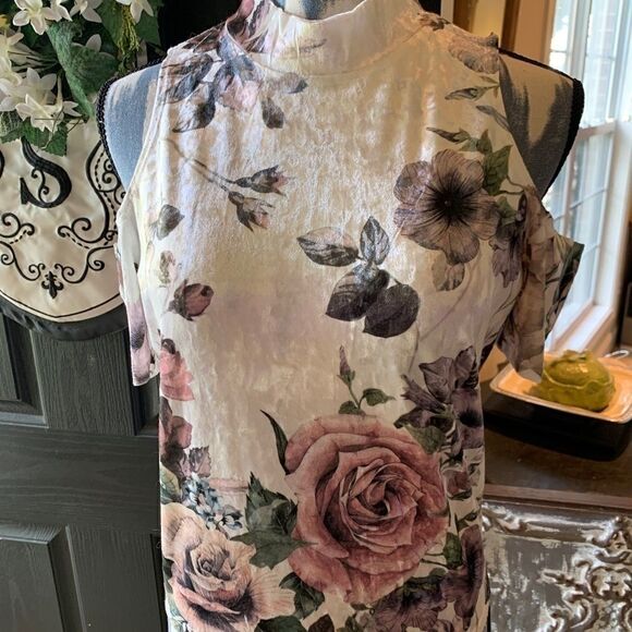 Floral cold shoulder crushed velvet crop shirt - Picture 1 of 7